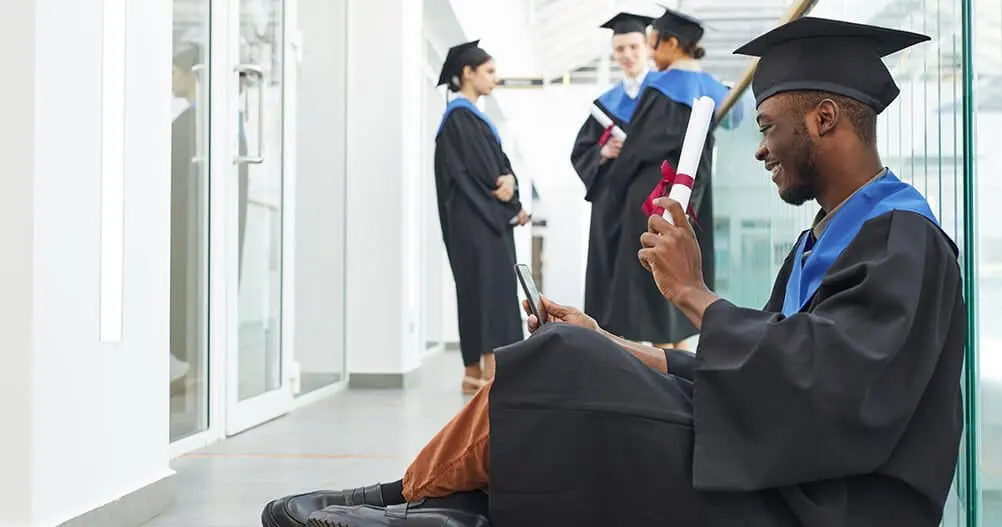 jovem negro mostrando seu diploma em videochamada - diploma do curso técnico