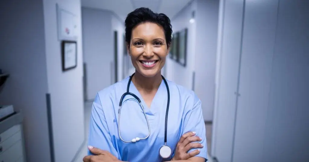 Enfermeira em ambiente hospitalar com feição positiva - Empreender na enfermagem