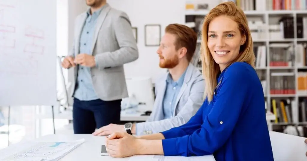 jovem empresária em reunião com colegas de trabalho - construir uma carreira de sucesso