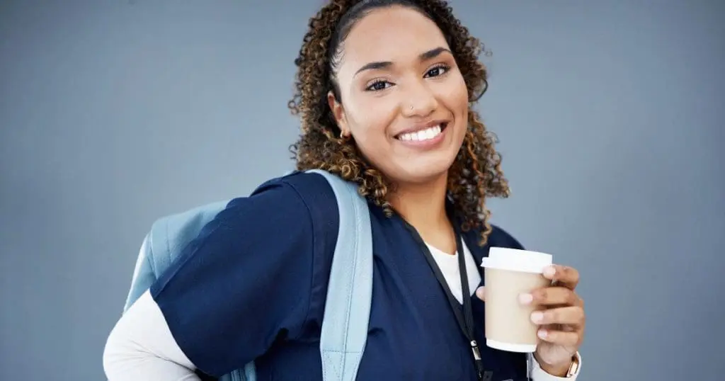 Emprego sem experiência na área - retrato de estudante de enfermagem, estágio hospitalar