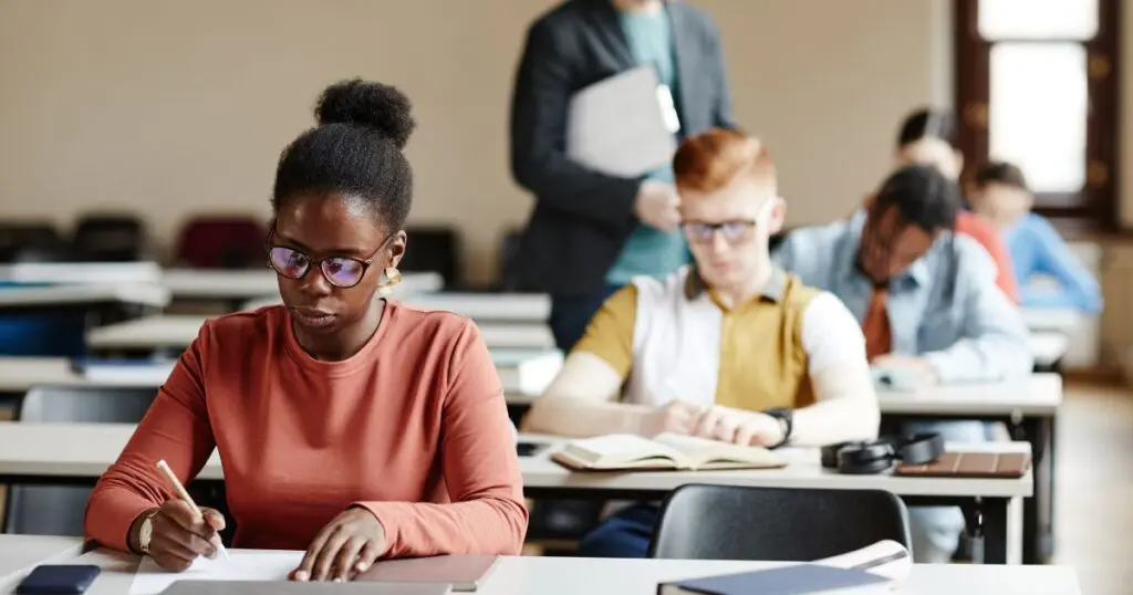 Um Curso Técnico pode reduzir a duração da Faculdade? - Alunos fazendo exame em sala de aula