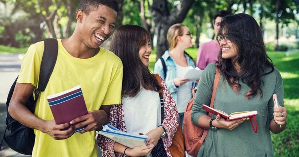 jovens estudantes em momento de descontração - diferenças entre contratar um estagiário ou jovem aprendiz