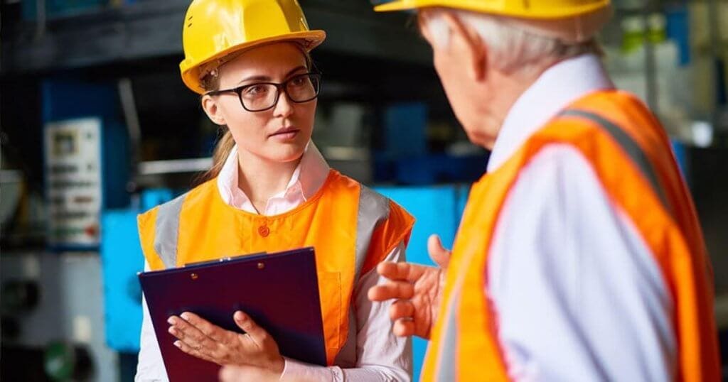 Supervisora de fábrica entrevistando funcionário - aprende no Curso Técnico em Segurança do Trabalho