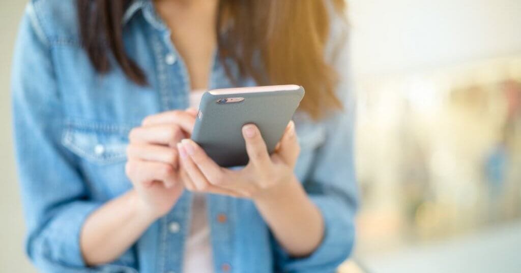 Jovem estudante olhando o celular - Compensa fazer um Curso Técnico