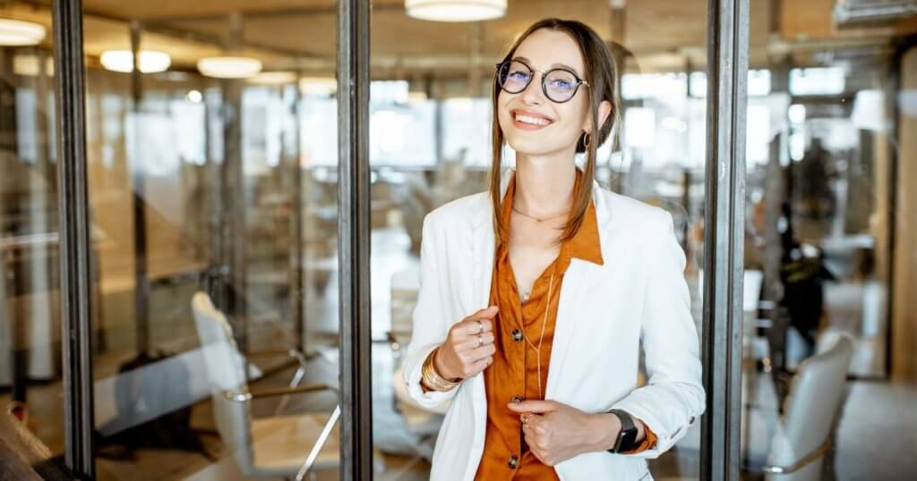 jovem administradora em frente do escritório da empresa em que trabalha - aprende no Curso Técnico em Administração