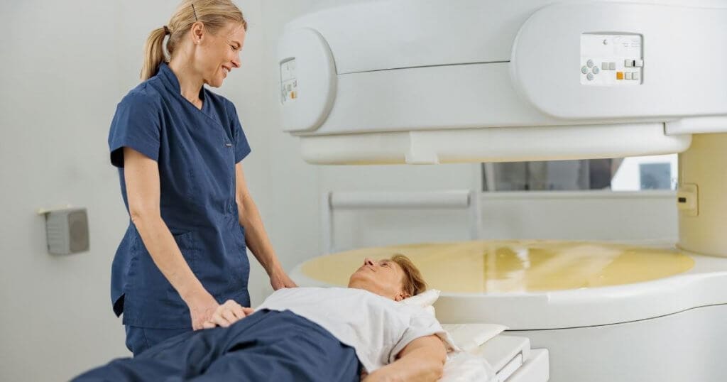 Técnico em Radiologia preparando exame com paciente - Jornada de Trabalho do Técnico em Radiologia