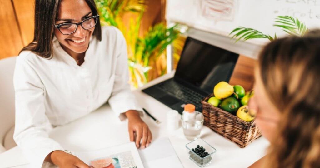 Nutricionista realizando atendimento com paciente - O papel do Técnico em Nutrição na Prevenção de Doenças Transmitidas por Alimentos