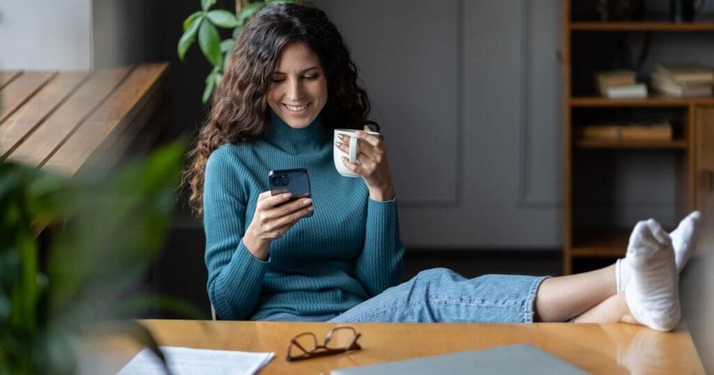 Menina trabalhadora remota procrastinar no local de trabalho, sentar na mesa com bate-papo fechado no laptop nas redes sociais - Aprenda a usar as redes sociais para turbinar a sua carreira: dicas e benefícios