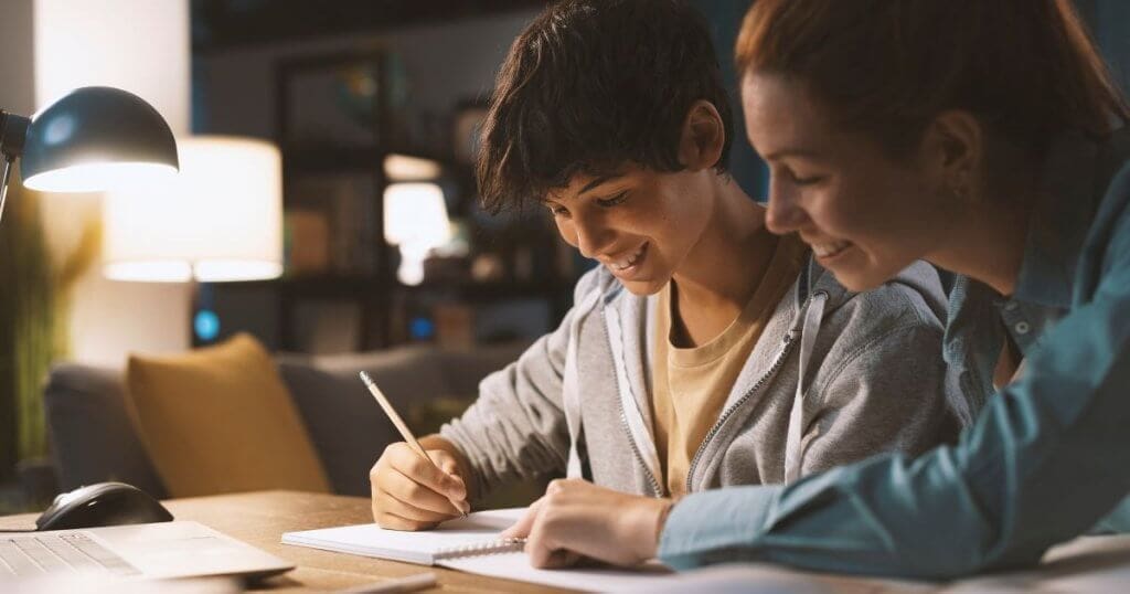 melhor Curso Técnico para 2023 - Estudantes fazendo lição de casa juntos em casa