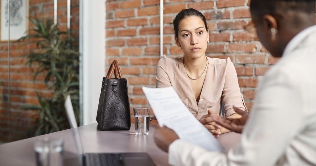 retorno da entrevista de emprego - Jovem mulher tendo entrevista de emprego no escritório corporativo