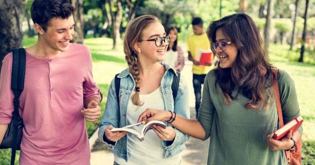 Idade mínima para fazer Curso Técnico de Enfermagem - jovens estudantes ao ar livre conversando enquanto andam