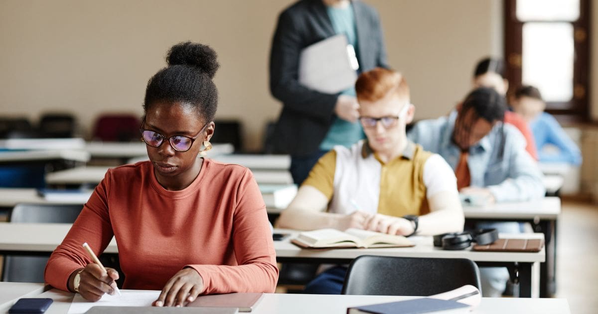 Um Curso Técnico pode reduzir a duração da Faculdade? - Alunos fazendo exame em sala de aula