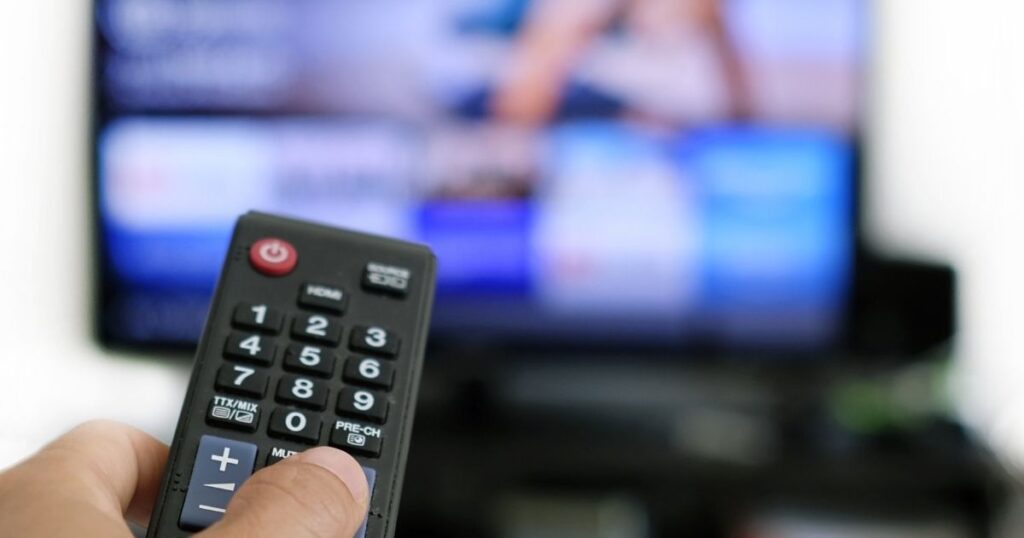 Controle remoto e tela TV - 8 Séries que o Estudante de Administração precisa assistir